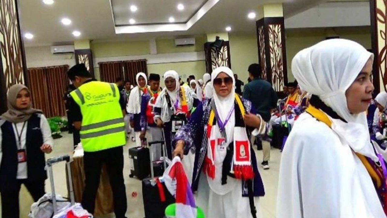 Kepala Kanwil Kemenag Sulsel melepas keberangkatan 386 jamaah calon haji (JCH) kloter 3 dari berbagai daerah di Sulsel menuju Jeddah, Arab Saudi, dengan tujuh di antaranya merupakan lansia.