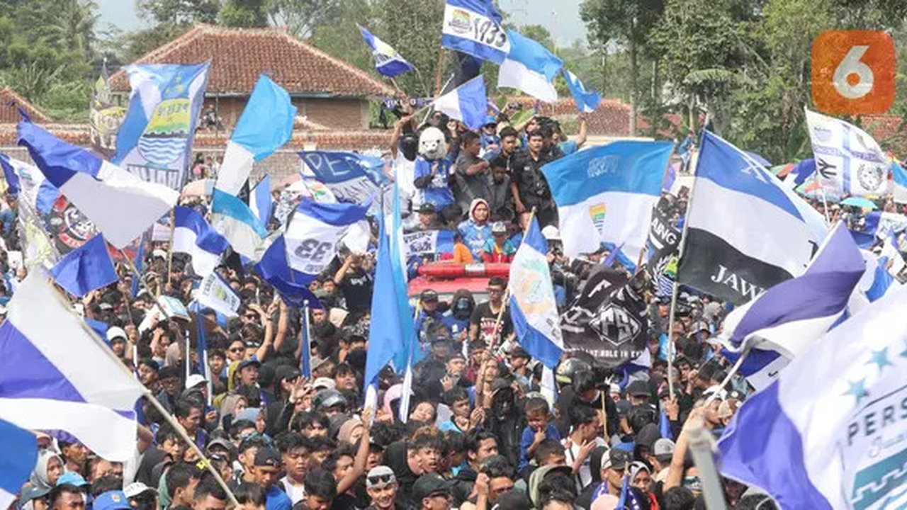 Ribuan fans Persib Bandung atau sering disapa Bobotoh memadati kediaman Umuh Muchtar saat merayakan gelar juara BRI Liga 1 2023/2024 di Tanjungsari, Sumedang, Minggu (02/06/2024). (Bola.com/M