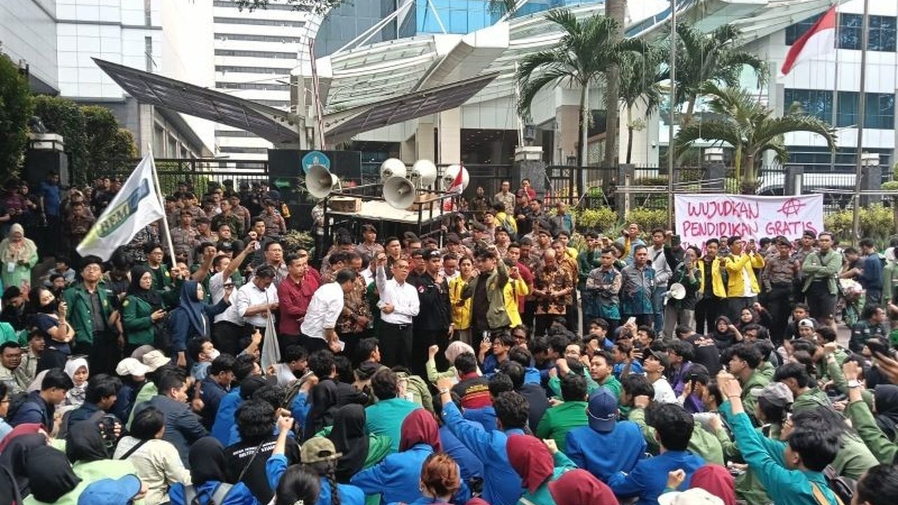 Mendikbudristek Brian Yuliarto menerima aspirasi mahasiswa terkait komersialisasi pendidikan, kesejahteraan dosen, UKT, dan isu krusial lainnya dalam aksi damai di Kemdikbudristek.