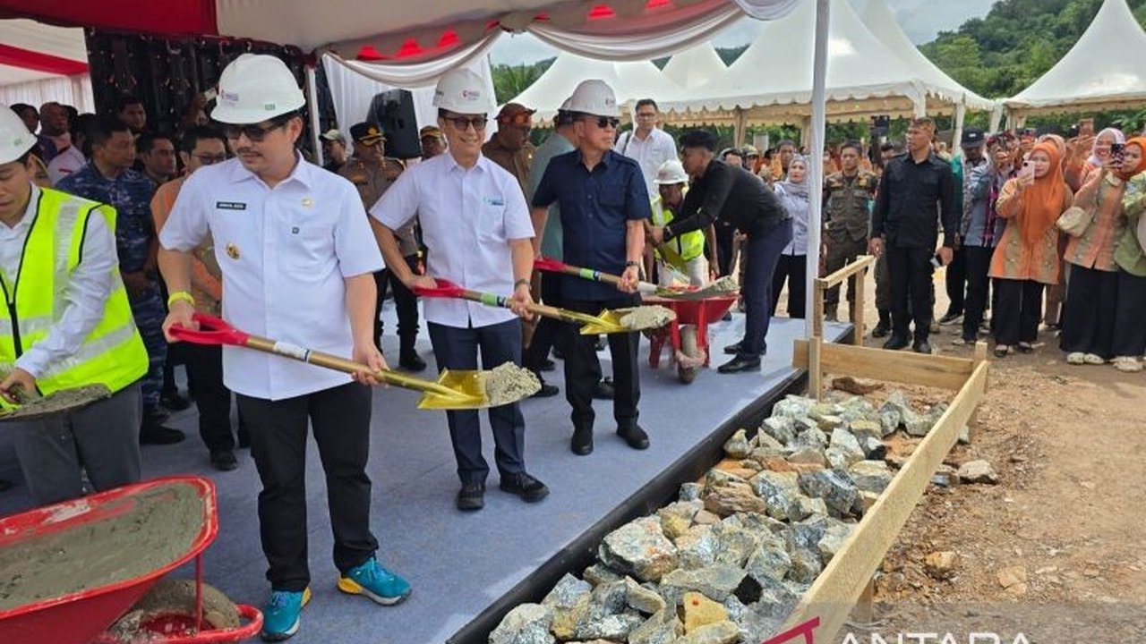 Pemerintah pusat melalui Kemenkes membangun RSUD tipe C senilai Rp175 miliar di Kolaka Timur, Sulawesi Tenggara, ditargetkan rampung pada tahun 2025 dengan kapasitas 50 tempat tidur dan dukungan 10 dokter spesialis.