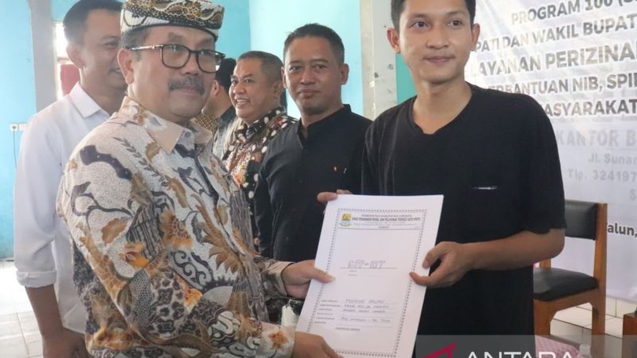 Pemerintah Kabupaten Cirebon berkomitmen mempermudah perizinan usaha bagi warga kurang mampu dengan mendekatkan layanan hingga ke desa, termasuk pengurusan NIB dan sertifikat halal.