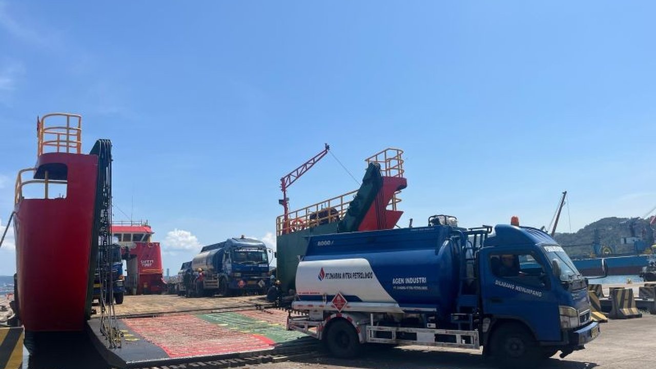 Pertamina Patra Niaga Regional Sumbagsel memastikan pasokan BBM tetap lancar ke Pulau Enggano, Bengkulu, meskipun ada kendala pendangkalan di pelabuhan Bengkulu, dengan menggunakan jalur alternatif via Lampung.