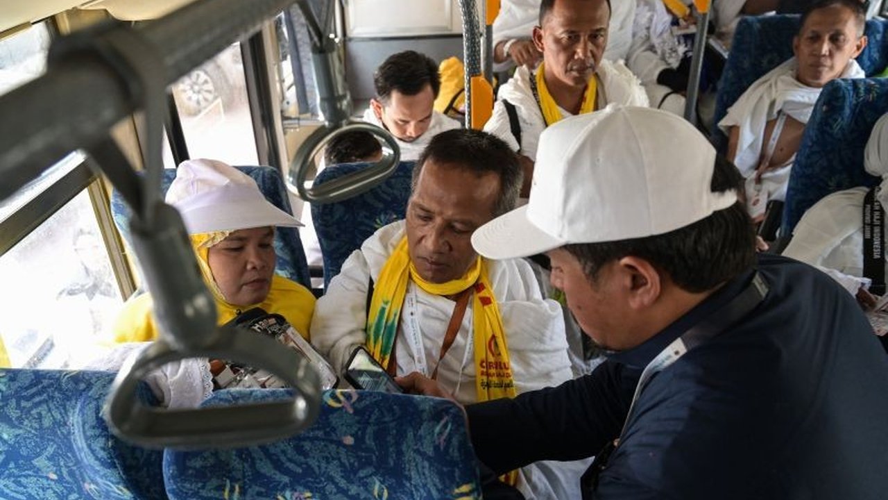 PPIH resmi distribusikan Kartu Nusuk kepada jamaah haji Indonesia di Madinah; kartu ini krusial untuk akses layanan haji dan ibadah puncak.