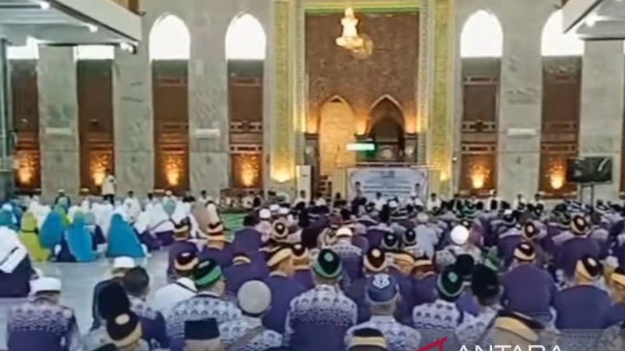 Bupati Pamekasan melepas 1.049 calon haji dengan pesan agar menjaga kesehatan, niat ibadah, dan nama baik Indonesia, serta menghindari kegiatan yang tidak perlu selama di Tanah Suci.