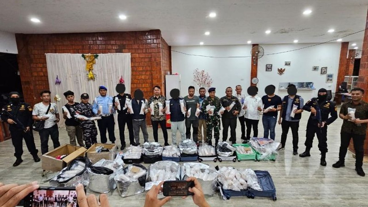 Bea Cukai Batam menggagalkan penyelundupan 321.990 benih lobster melalui jalur udara di Bandara Hang Nadim, Batam, dengan potensi kerugian negara mencapai puluhan miliar rupiah.