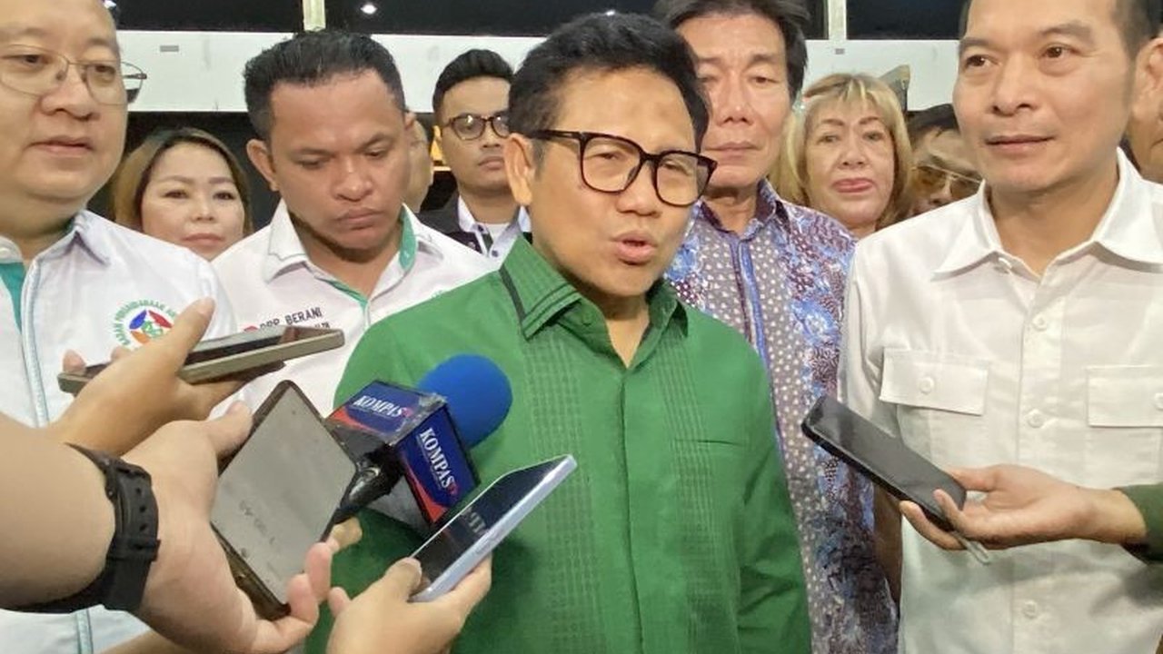 Menko PMK Muhaimin Iskandar menolak wacana Gubernur Jawa Barat yang mensyaratkan vasektomi untuk penerima bansos, menegaskan pemerintah daerah tak boleh membuat aturan sendiri.