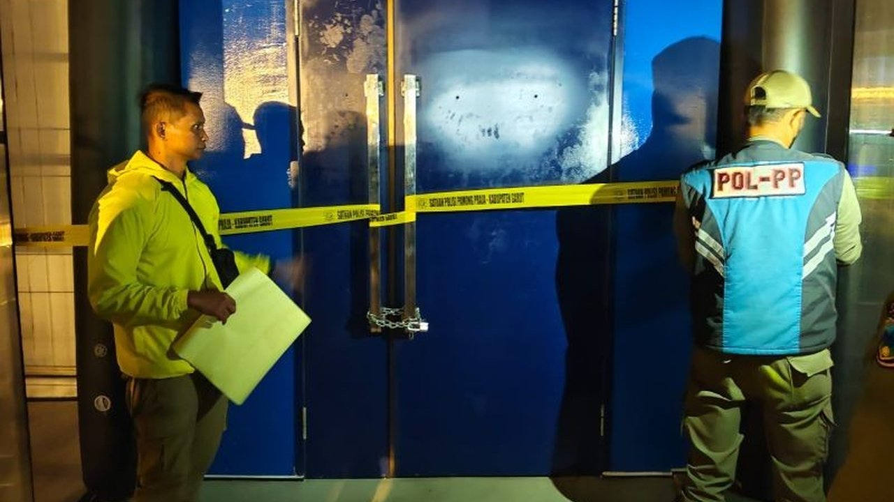 Satuan Polisi Pamong Praja (Satpol PP) Kabupaten Garut menyegel dua tempat usaha, Studio Sams dan Nice Playlane, karena beroperasi tanpa izin resmi.