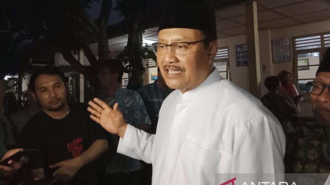 Menteri Sosial Saifullah Yusuf perlu waktu untuk mencerna usulan Gubernur Jawa Barat, Dedi Mulyadi, yang mensyaratkan vasektomi untuk penerima bansos, mempertimbangkan aspek agama, HAM, dan tujuan bansos itu sendiri.