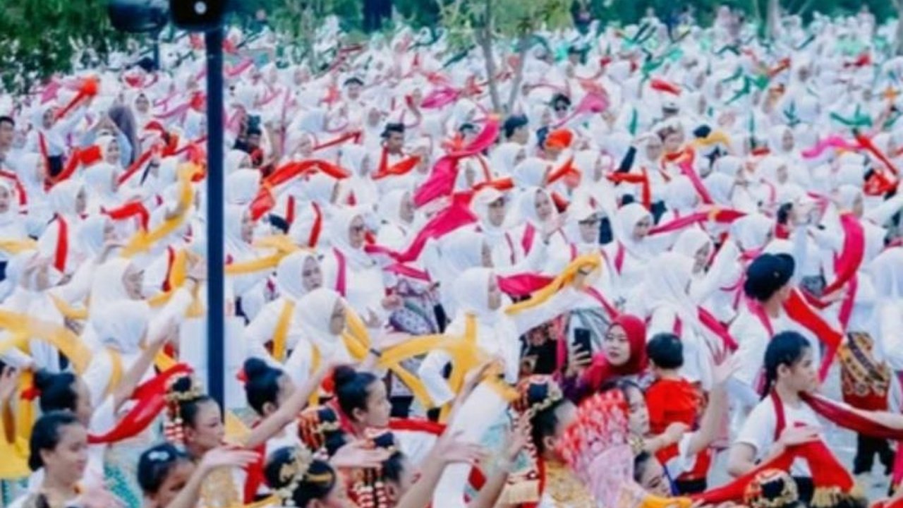 Ribuan Penari Ramaikan Hari Tari Sedunia di Karawang dengan Tari Kliningan