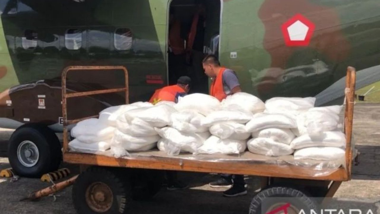 Badan Nasional Penanggulangan Bencana (BNPB) memulai operasi modifikasi cuaca di Riau untuk mencegah kebakaran hutan dan lahan selama musim kemarau.