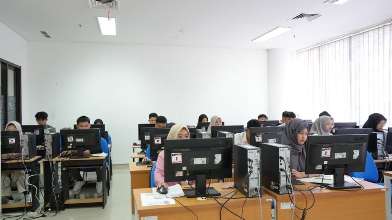 Sebanyak 494 peserta UTBK SNBT 2025 Unej dinyatakan gugur karena tidak hadir, meskipun pelaksanaan ujian secara keseluruhan berjalan lancar dengan persentase kehadiran 96 persen.
