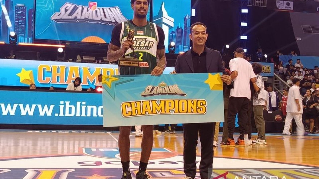 A.J Bramah dari Pacific Caesar Surabaya berhasil menjuarai kontes Slam Dunk IBL All-Star 2025 dengan skor hampir sempurna, mengalahkan Marquis Davison, Stephaun Branch, dan Quintin Dove.