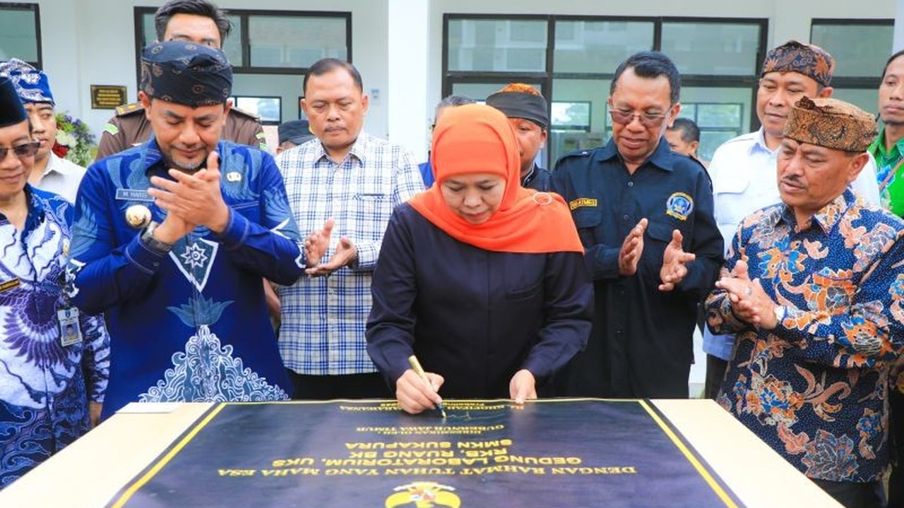 Gubernur Jatim resmikan gedung baru SMKN Sukapura di Probolinggo untuk meningkatkan skill warga dan mendukung sektor pariwisata Gunung Bromo, dengan fokus pada jurusan perhotelan dan kuliner.