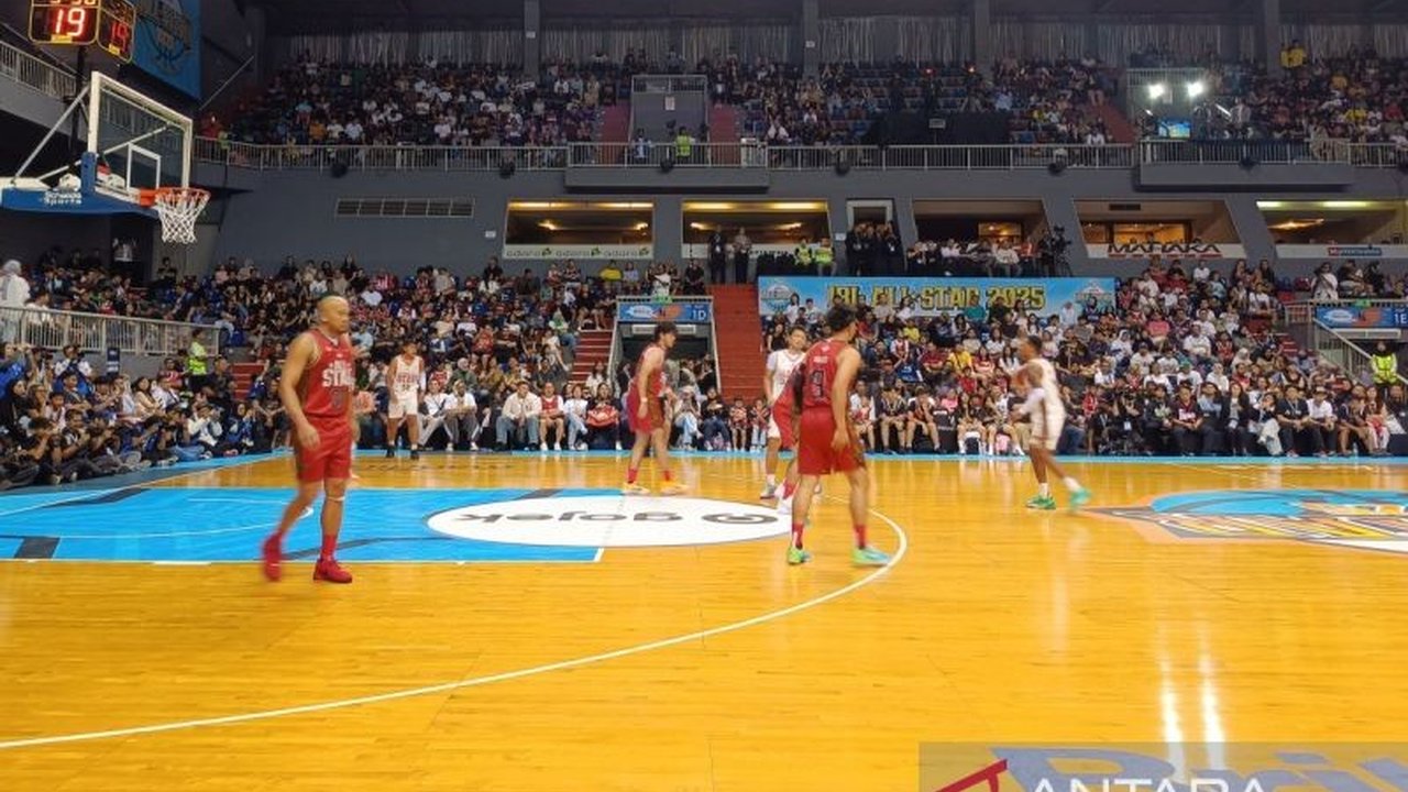 Kapten Tim Merah, Arki Wisnu, berhasil memprediksi kemenangan timnya atas Tim Putih pada pertandingan IBL All-Star 2025 dengan skor akhir 112-104, sebuah laga seru yang dipenuhi aksi spektakuler.