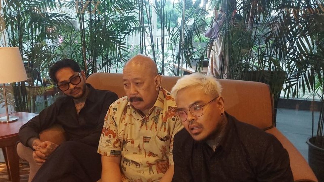 Para aktor Coki Pardede dan Indro Warkop mengungkapkan bahwa film 'Keluarga Super Irit' menyuarakan kritik sosial yang relevan dengan realitas masyarakat Indonesia saat ini, khususnya tentang pentingnya kebersamaan keluarga di tengah gaya hidup konsumtif.