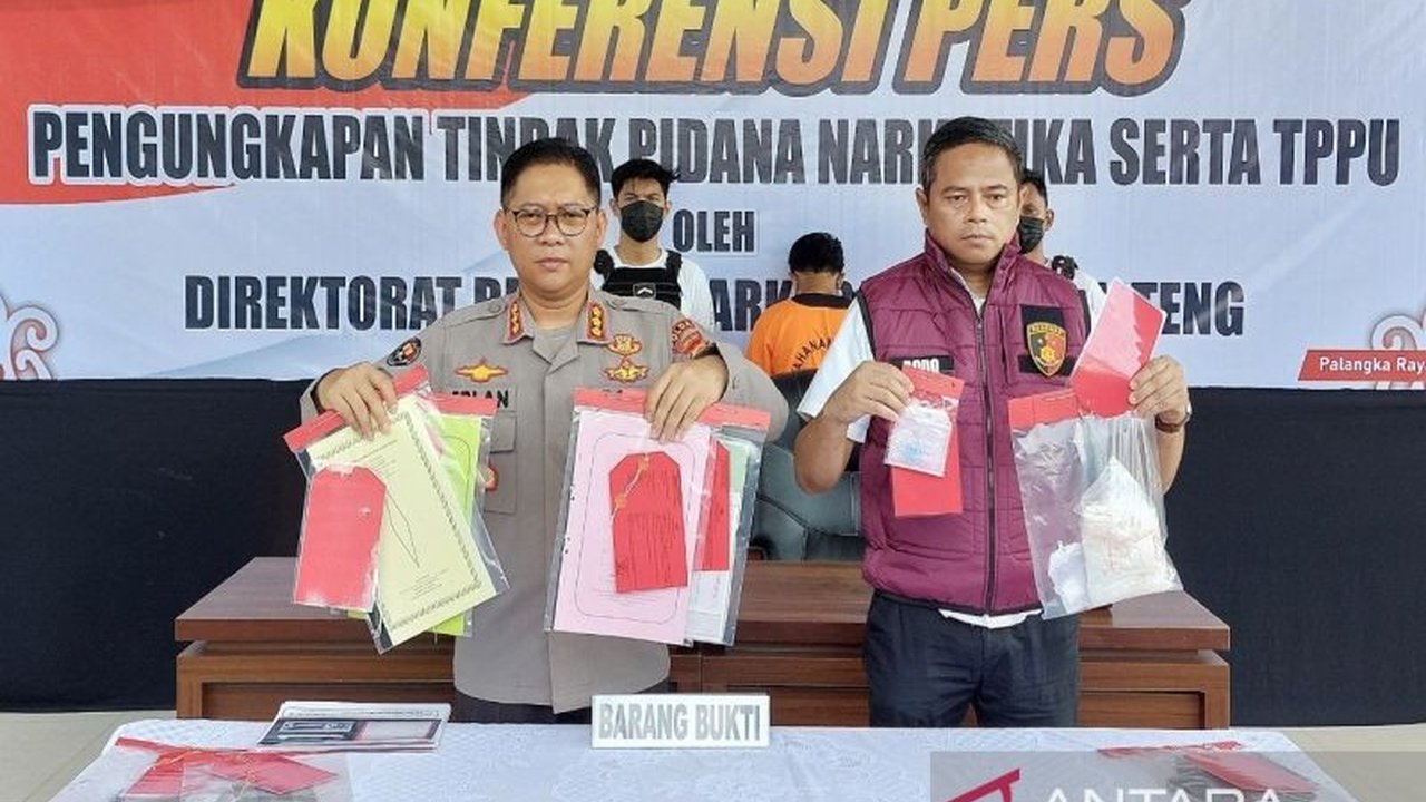 Polda Kalteng berhasil menangkap bandar narkoba SMA (42) dengan barang bukti 497,78 gram sabu dan aset senilai Rp1,9 miliar lebih, serta terancam hukuman mati.
