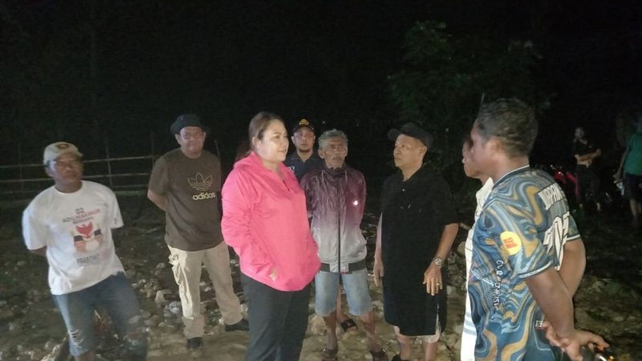 Pemerintah Kabupaten Donggala bergerak cepat membersihkan sisa lumpur di Kelurahan Ganti dan Boneoge setelah hujan deras menyebabkan banjir dan genangan air di wilayah tersebut.