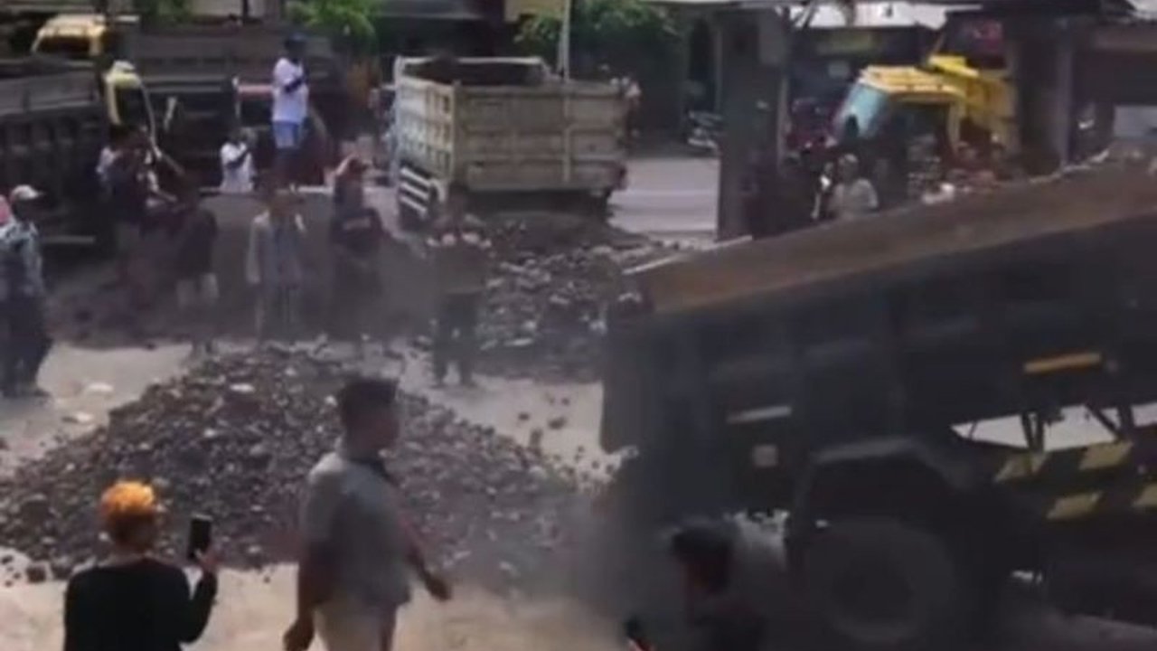 Polres Lombok Timur memberikan peringatan keras kepada para sopir truk pasir agar tidak memblokir jalan negara menyusul kenaikan pajak retribusi MBLB, dan akan menindak tegas siapapun yang melanggar.