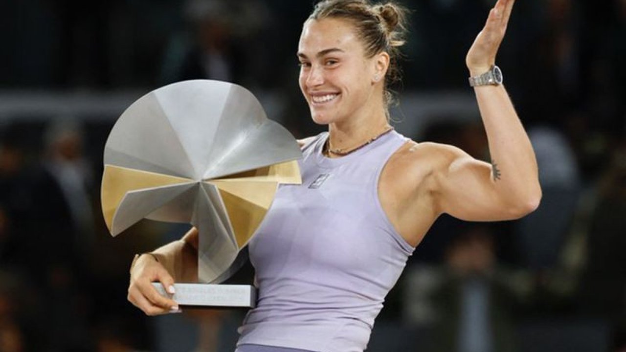 Aryna Sabalenka raih gelar Madrid Open ketiganya setelah mengalahkan Coco Gauff dalam final menegangkan, memperpanjang dominasinya di turnamen tersebut.