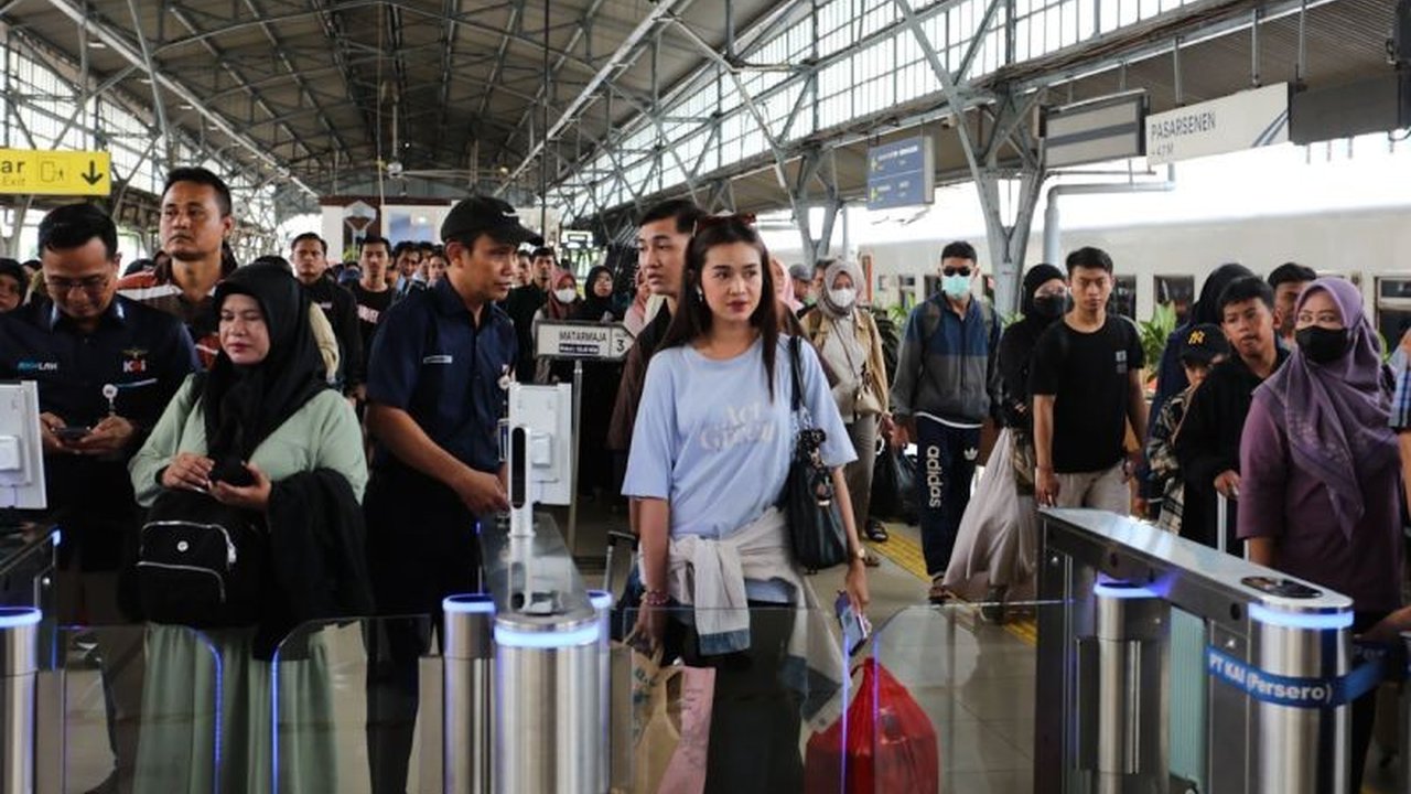Teknologi pengenalan wajah di stasiun KAI berhasil menghemat anggaran hingga Rp399 juta dan mengurangi limbah kertas, mendukung program ramah lingkungan.