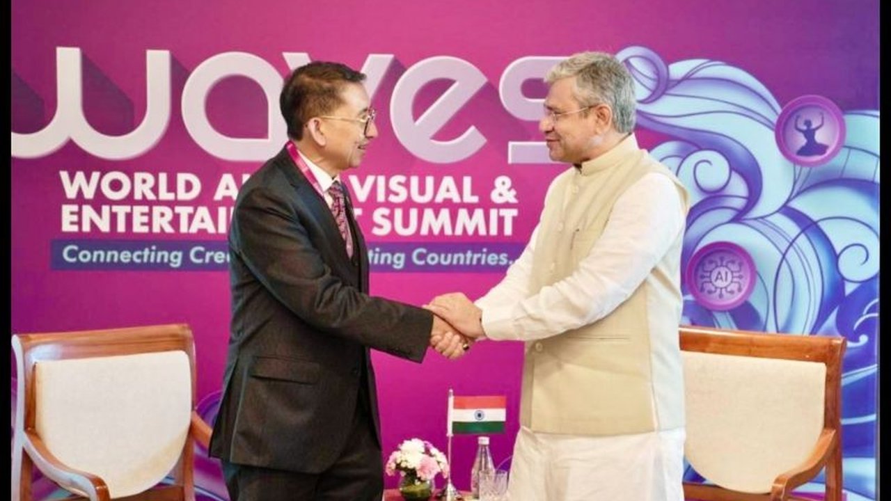 Menteri Kebudayaan RI, Fadli Zon, memanfaatkan World Audio Visual and Entertainment Summit (WAVES) 2025 di India untuk memperkuat diplomasi budaya dan menjalin kerjasama internasional.