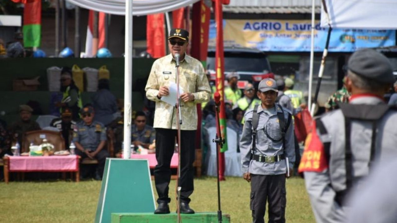 Bupati Banyumas, Sadewo Tri Lastiono, meminta Satlinmas untuk meningkatkan kewaspadaan dan kemampuan dalam menghadapi berbagai potensi gangguan di era modern, termasuk hoaks dan radikalisme.