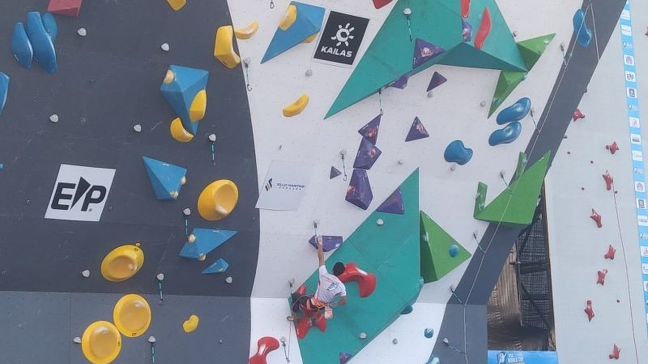 Muhammad Rizky Simatupang raih prestasi membanggakan dengan lolos ke babak final panjat tebing lead putra Piala Dunia 2025 di Nusa Dua, Bali,  mengalahkan atlet dari berbagai negara.