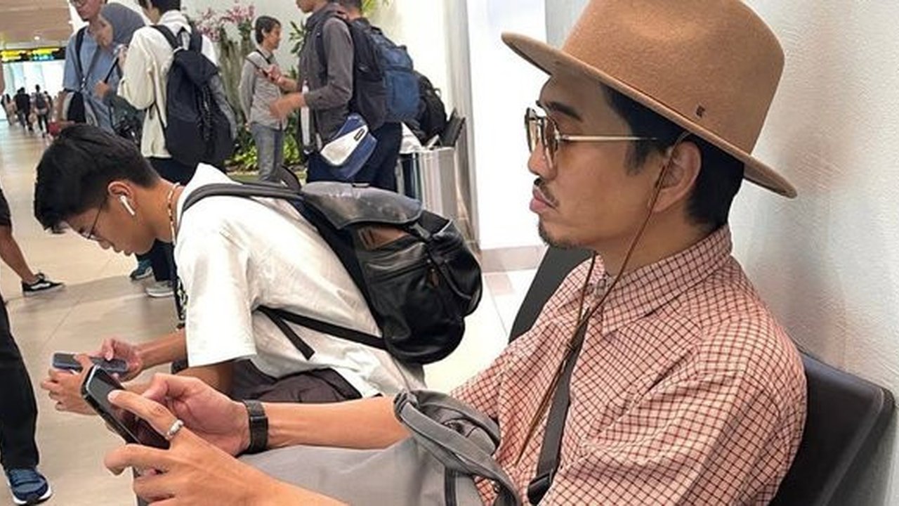 Namun seiring bertambahnya usia, ternyata ada juga yang ikut bertambah. Yaitu jarak pandang mata ke ponsel dan buku serta tulisan kecil. Ya, Duta sudah mengalami mata rabun dekat.