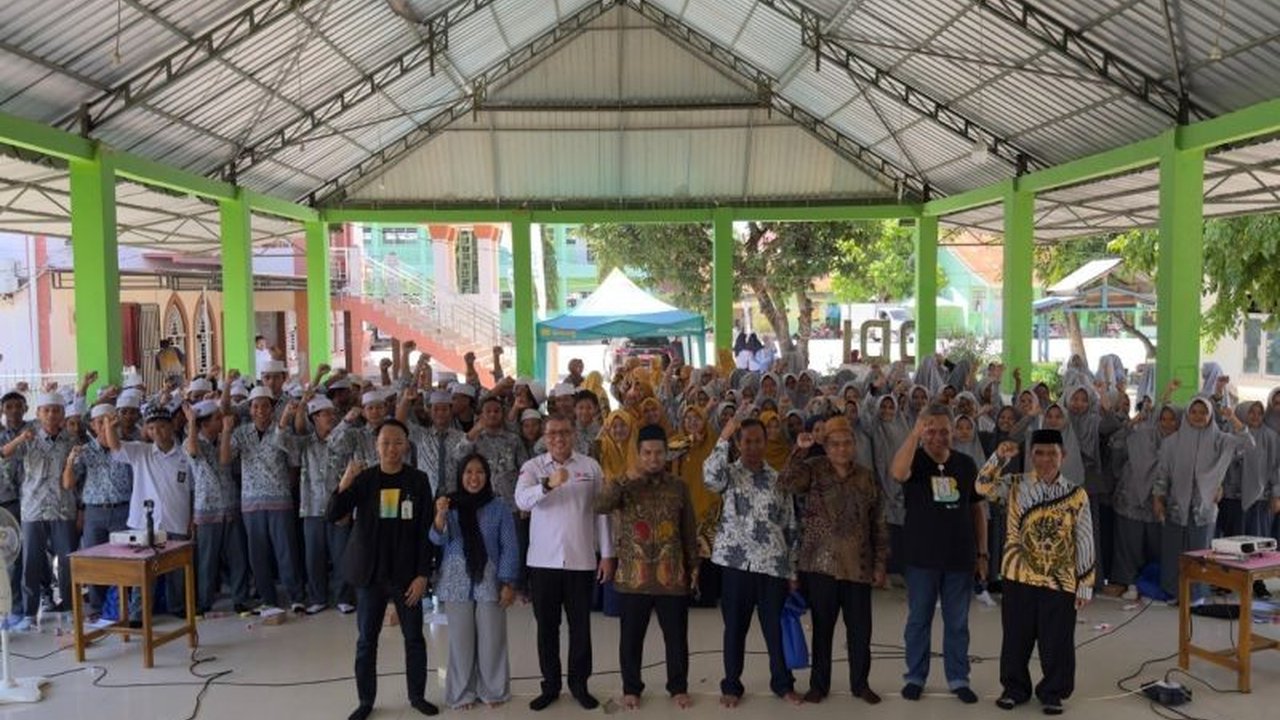 OJK Sulselbar menggelar edukasi keuangan di Jeneponto, Bantaeng, dan Bulukumba untuk meningkatkan literasi dan inklusi keuangan, menyasar pelajar, perangkat desa, UMKM, dan disabilitas.