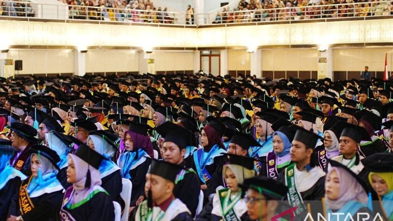 Universitas Andalas (Unand) untuk pertama kalinya menyerahkan ijazah berbahasa Indonesia dan Inggris langsung kepada 1.143 wisudawan pada wisuda II tahun 2025, Rektor Unand sampaikan pesan inspiratif.