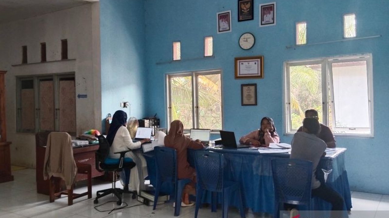 Sebanyak 902 honorer di Kabupaten Mukomuko, Bengkulu, dirumahkan menyusul aturan Kementerian PANRB terkait pengangkatan PPPK, berdampak pada sejumlah kegiatan pemerintahan.