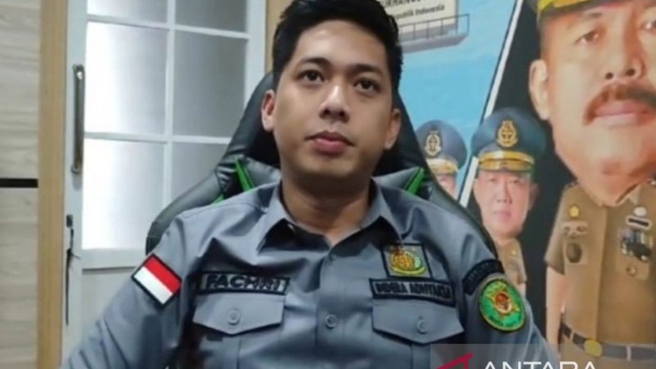 Kejari Palembang menunda pemeriksaan tersangka WL dalam kasus korupsi pengadaan batik Dinas PMD Sumsel karena alasan sakit, pemeriksaan akan dijadwal ulang pekan depan.