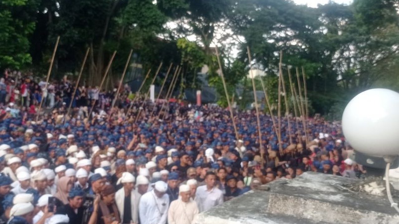 Warga Badui Dalam berjalan kaki sejauh 160 kilometer dari kampung halaman mereka di Lebak untuk merayakan upacara Seba dan bersilaturahmi dengan Gubernur Banten, Andra Soni.