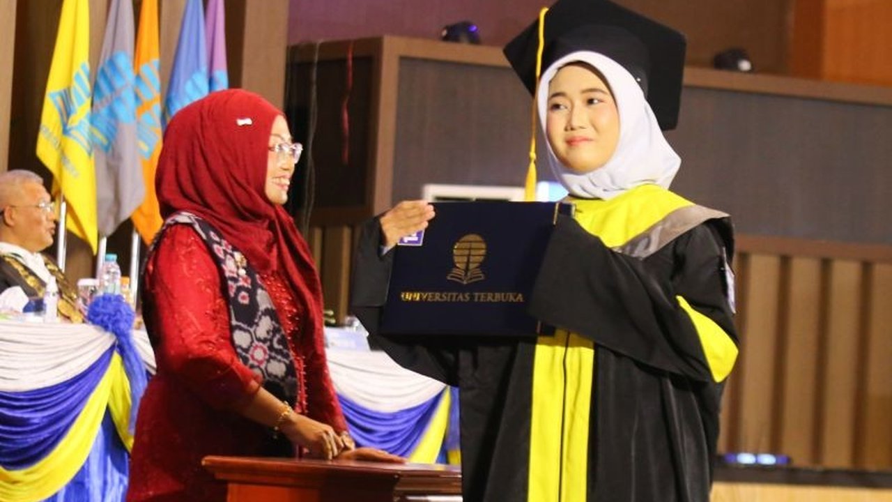 1.580 Wisudawan UT Surabaya Siap Hadapi Persaingan Global