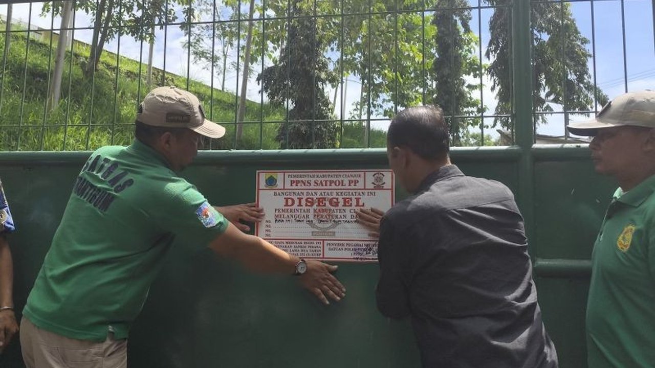 PT Eka Karya Graha Flora di Cianjur disegel Satpol PP karena beroperasi tanpa izin lengkap, termasuk Izin Lingkungan dan PBG, setelah melewati tahapan peringatan.
