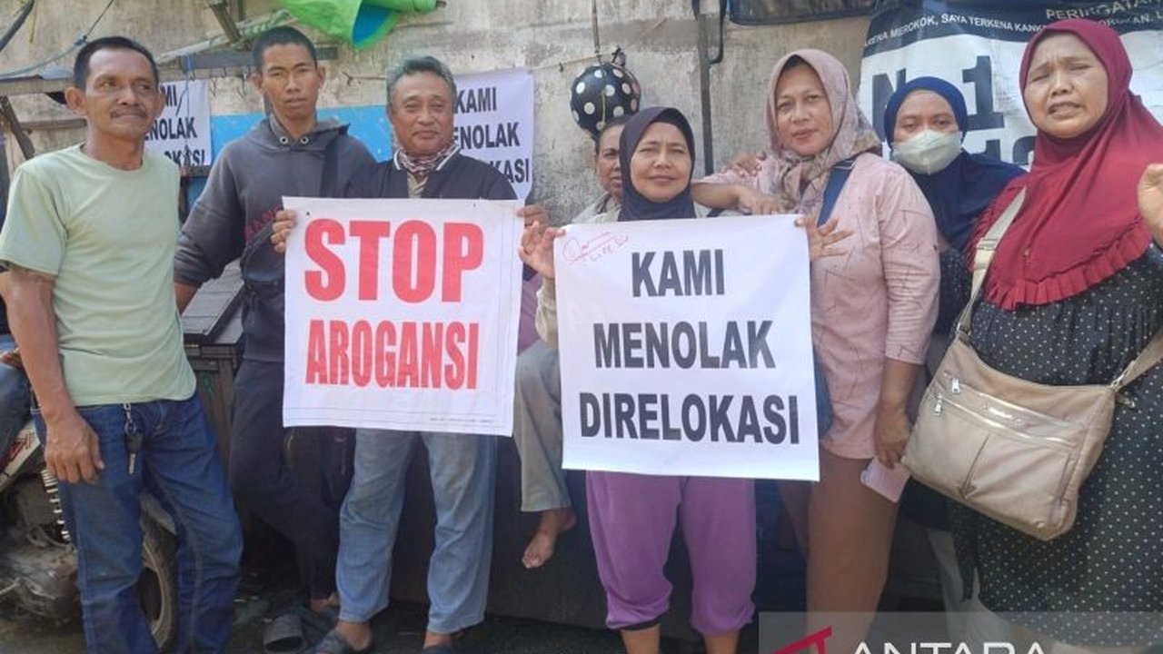 Pemkot Samarinda tetap melanjutkan relokasi pedagang Pasar Subuh ke Pasar Dayak meskipun mendapat penolakan keras dari para pedagang, menyusul permintaan pemilik lahan yang telah berlangsung lama.
