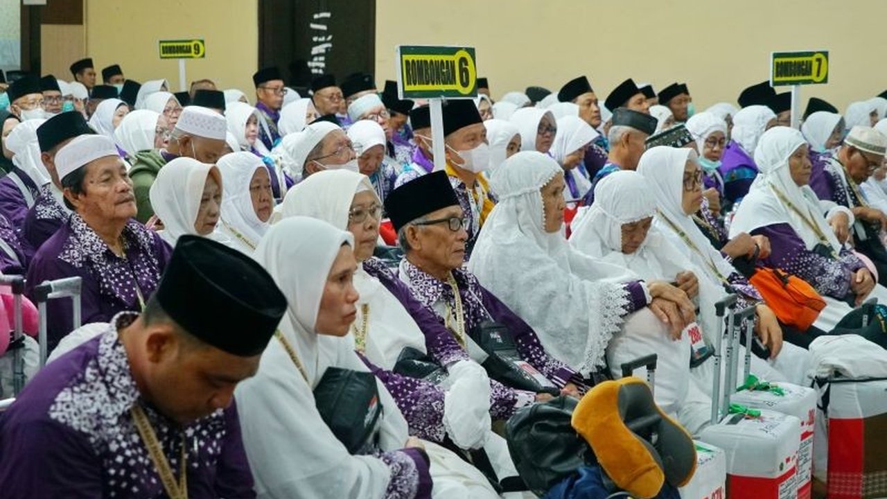 423 jamaah calon haji Bengkulu, termasuk jamaah tertua (83 tahun) dan termuda (18 tahun), berangkat dalam kloter pertama menuju Mekkah, menandai dimulainya ibadah haji 2025 untuk Provinsi Bengkulu.