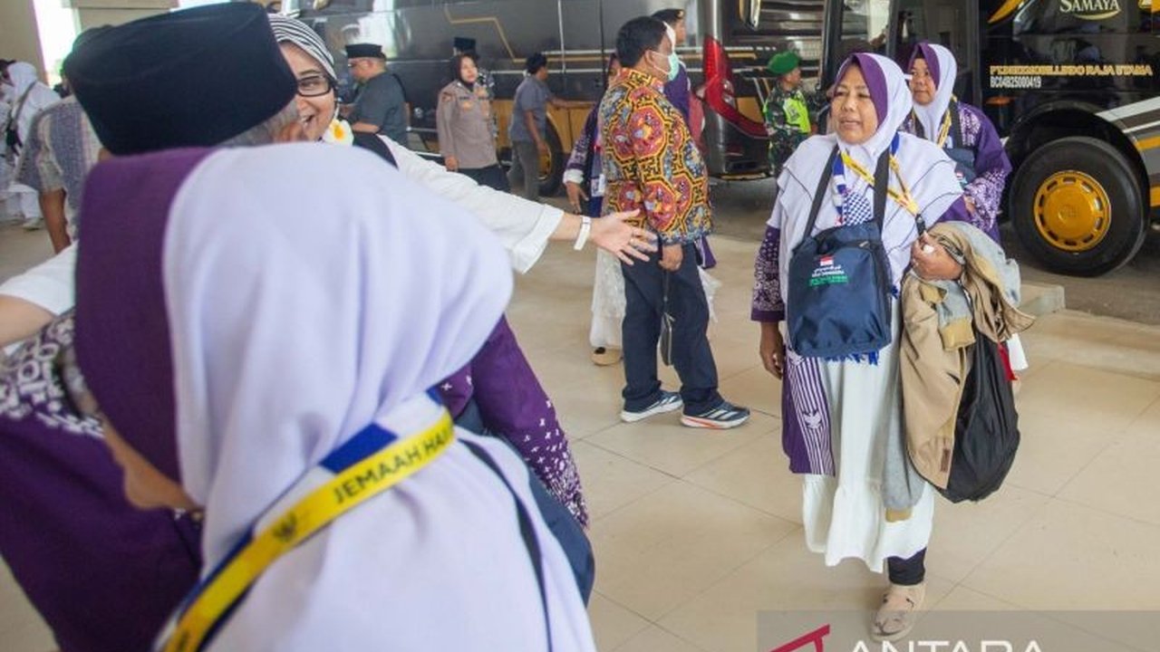 Sebanyak 1.084 calon haji dari Indramayu diberangkatkan ke Tanah Suci pada musim haji 2025 melalui Embarkasi Kertajati, dengan masa tunggu mencapai 23 tahun.