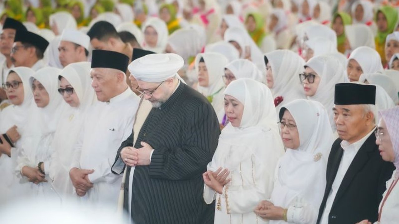 Gubernur Jawa Timur Khofifah Indar Parawansa memohon doa kepada cicit Syekh Abdul Qadir Al-Jailani untuk kedamaian dan kemajuan Jawa Timur serta Indonesia.