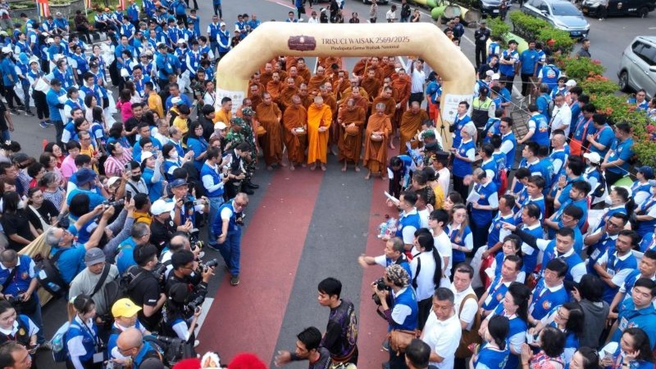Ribuan umat Buddha merayakan Gema Waisak Pindapata Nasional 2025 di PPK Kemayoran, Jakarta Pusat, dengan prosesi Pindapata dan berbagai kegiatan sosial lainnya.
