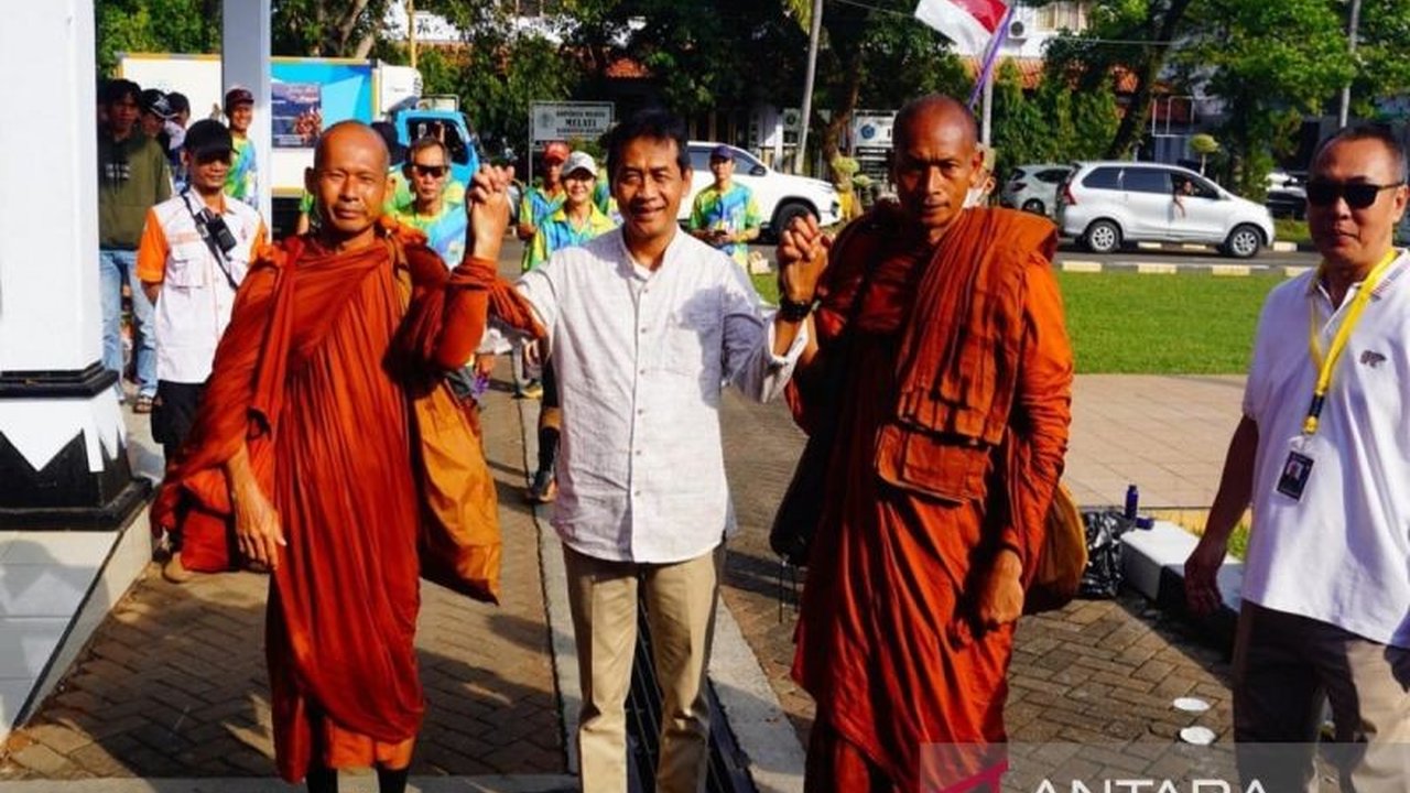 Pemerintah Kabupaten Batang menyambut kedatangan 36 biksu yang tengah menjalani ritual Thudong menuju Candi Borobudur,  menunjukkan toleransi antar umat beragama yang tinggi di Indonesia.