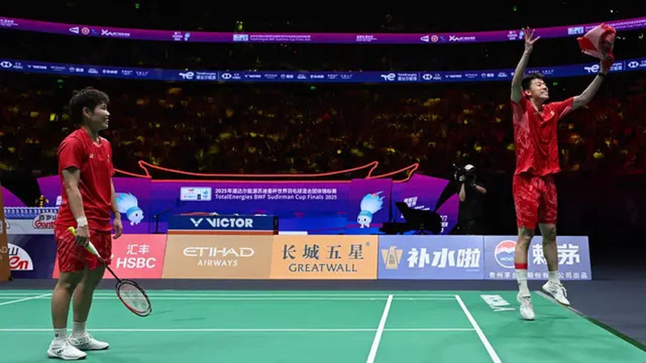 Ganda campuran China Feng Yan Zhe/Huang Dong Ping merayakan kemenangan di final Piala Sudirman 2025. (AFP/Adek Berry)