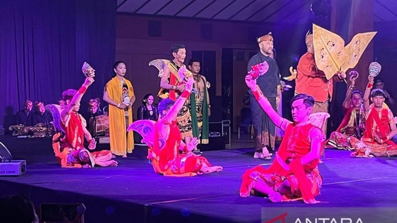 Dinas Kebudayaan dan Pariwisata Jawa Timur berkomitmen mengenalkan kesenian Topeng Panji kepada anak muda melalui berbagai pertunjukan dan kolaborasi untuk melestarikan budaya lokal.