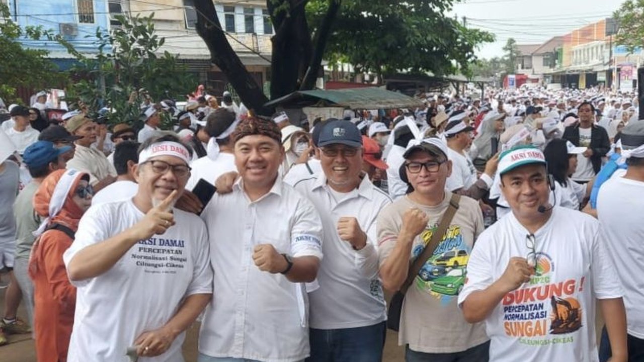 Ribuan warga korban banjir di Bogor gelar aksi damai, desak pemerintah percepat normalisasi Sungai Cileungsi-Cikeas untuk mencegah banjir susulan yang mengancam.