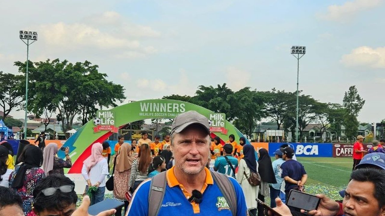 Pelatih sepak bola Timo Scheunemann menyoroti pentingnya pengembangan ekosistem sepak bola putri usia dini di Indonesia, termasuk peran idola dan dukungan orang tua untuk menghapus stigma negatif.