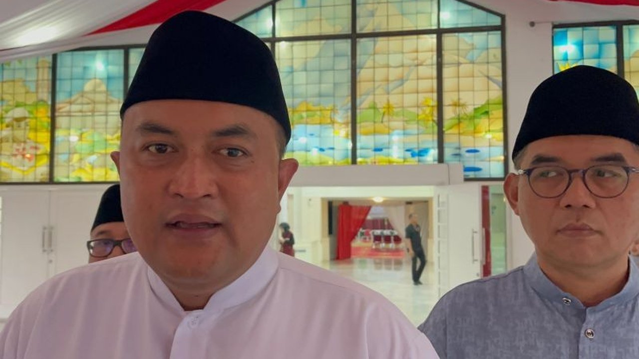 Bupati Bogor, Rudy Susmanto, membawa potongan kiswah Ka'bah untuk Masjid Raya Pakansari yang sedang dibangun, sekaligus menginisiasi rencana pembangunan embarkasi haji di Kabupaten Bogor.