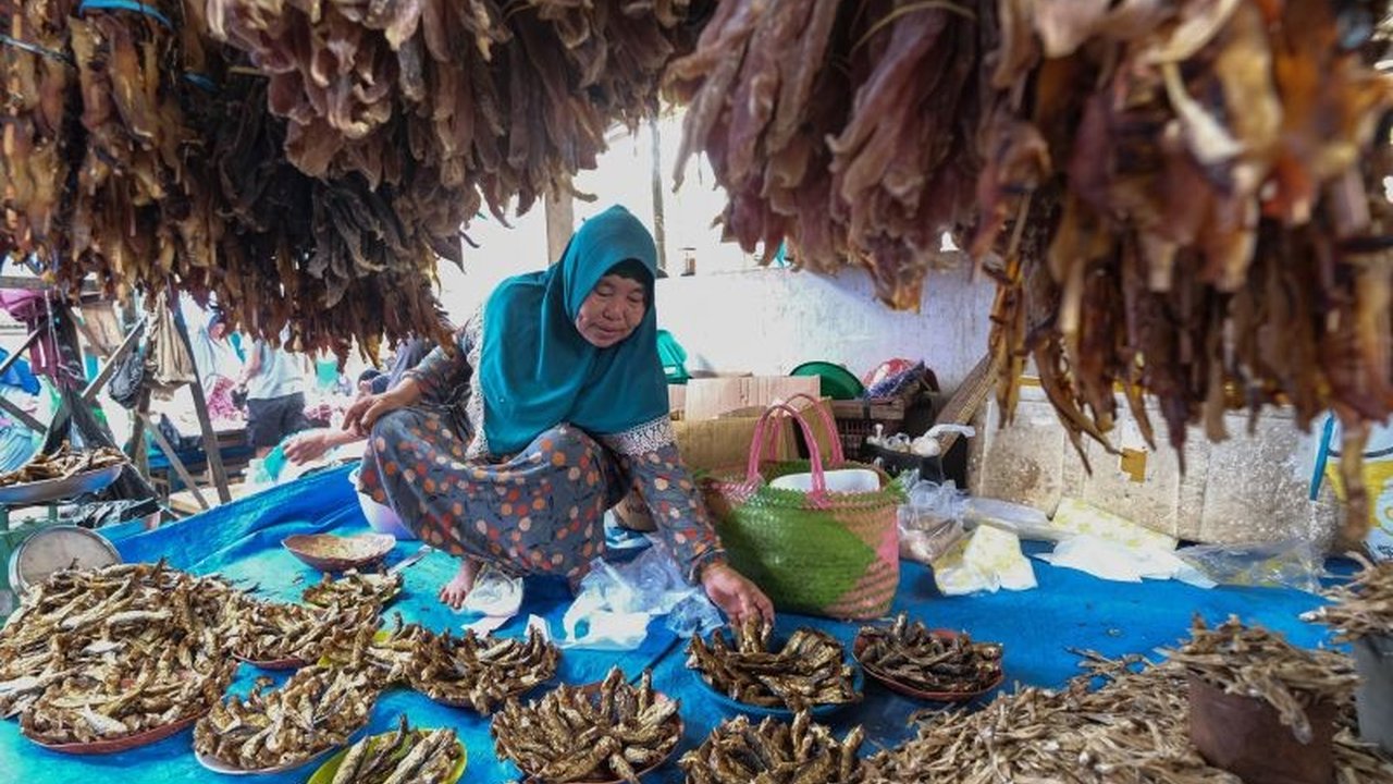 Perbaikan skema KUR dan penghapusan piutang macet UMKM menjadi kunci peningkatan ekonomi rakyat, namun implementasinya menghadapi berbagai tantangan serius yang perlu segera diatasi.