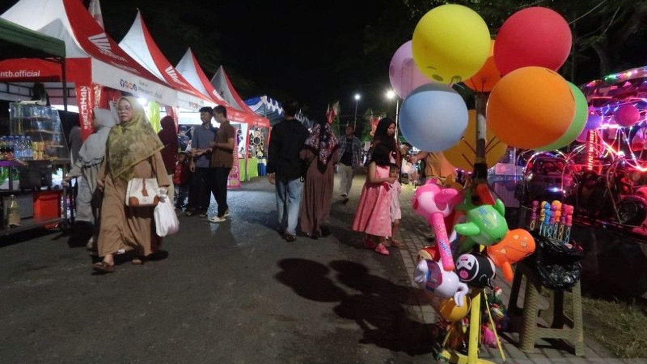 Car Free Night di Lombok Barat sukses menjadi wadah interaksi sosial, pemberdayaan UMKM, dan seni budaya, kendati masih perlu pembenahan infrastruktur.