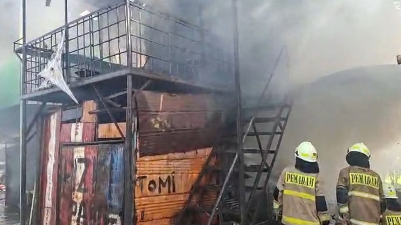 Kebakaran hebat menghanguskan kantor dan bengkel truk trailer di Jalan Jayapura, Jakarta Utara, Senin pagi, namun 20 jiwa berhasil diselamatkan oleh petugas Gulkarmat.