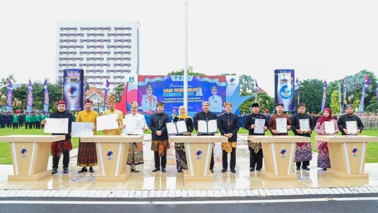 Pemerintah Provinsi Jawa Timur menyediakan 40 ribu beasiswa bagi siswa SMP yang tidak diterima di sekolah negeri, memastikan akses pendidikan tetap terjamin.